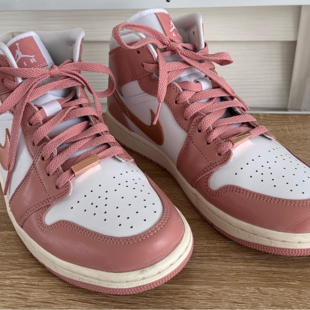 Jordan Women's 1 Mid SE- red stardust/metallic copper